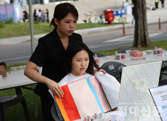 축제 부스에서 퍼스널 컬러 진단을 받고 있는 남수인(문화인류고고·22)씨. 그는 “퍼스널 컬러 진단을 저렴한 가격에 받을 수 있고, 상담도 친철해서 만족스러웠다”고 말했다.