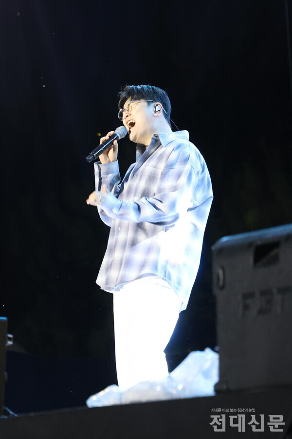가수 신용재가 무대에서 '고백'을 부르고 있다.