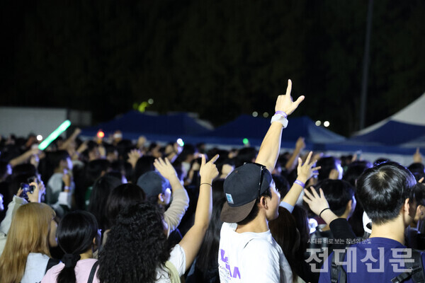 무대에 손을 뻗으며 호응하는 학생들.