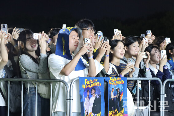 학생들이 초대 가수 무대를 즐기고 있는 모습.