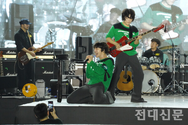 축제 둘째날 초대 가수 잔나비.