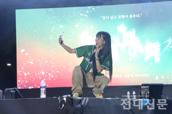 신스가 무대 위에서 사진을 찍고 있다.