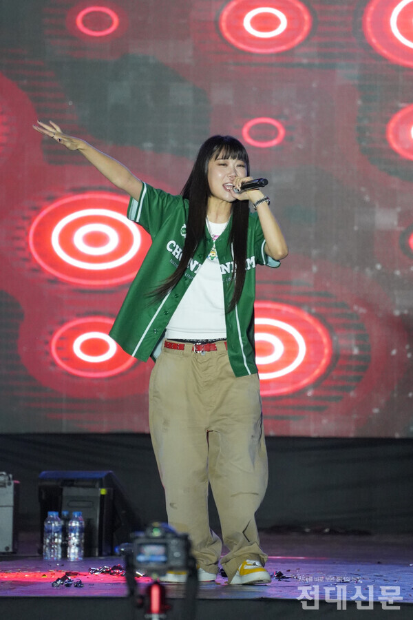 래퍼 신스가 무대에서 공연 중이다.