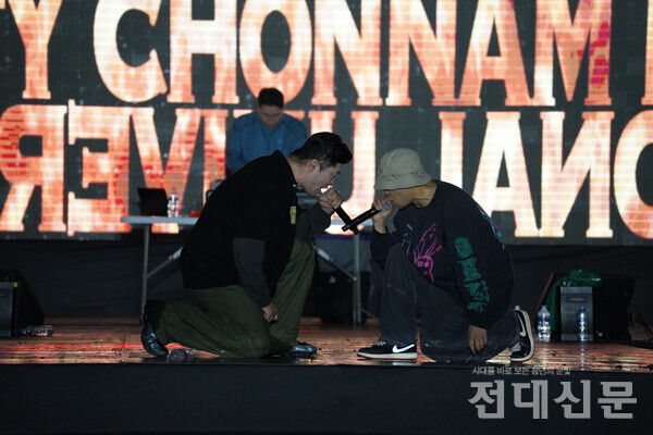 마주한 채 노래를 부르고 있는 다이나믹 듀오.