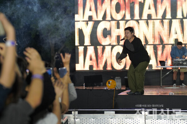 공연 중인 다이나믹 듀오의 최자.