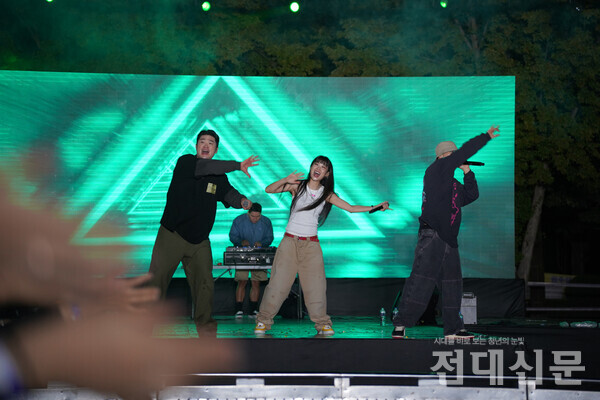 다이나믹 듀오와 신스가 함께  호응을 유도하고 있다.