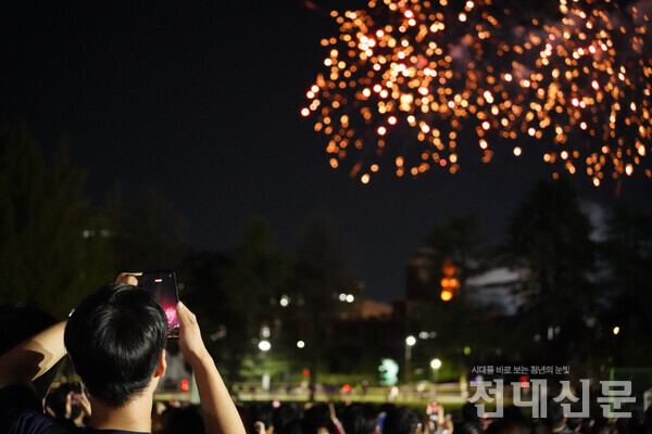 축제 마지막 순서인 불꽃놀이.