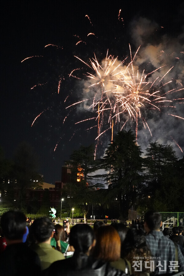 불꽃놀이를 구경하는 사람들.