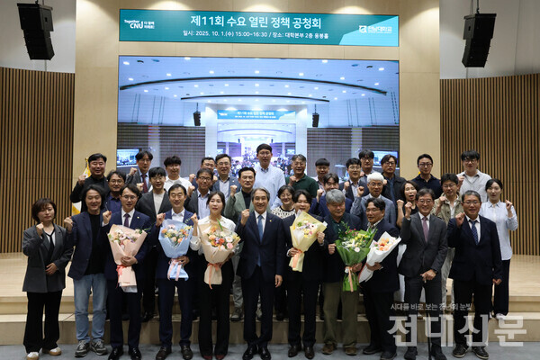 이근배 총장과 글로컬대학 집필진 50명의 단체사진.