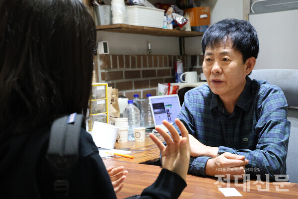 인터뷰를 하고 있는 ‘은꽃’ 김희영 사장.