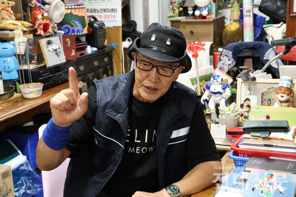 인터뷰를 하고 있는 김동균 펭귄마을 촌장.