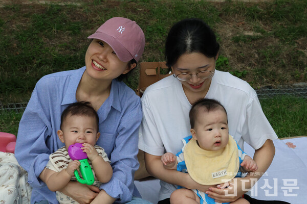 “날씨도 좋고 집도 마침 근처라 기분전환을 위해 방문했어요!” 긴 연휴의 마지막 날인 지난 9일 아이와 함께 우리 대학 대운동장을 찾은 ㄱ씨의 가족이 치열하게 보낸 추석 연휴의 피로를 풀고 있다.