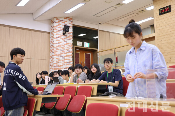 박세은(국어교육·22)씨가 총학생회칙 개정안 투표함을 개함하는 모습.