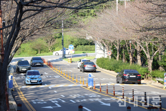 지난 10일 오전 8시경 후문에서 입·출입하는 차량.