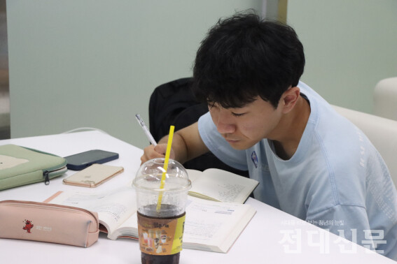 2생 열람실(학생 휴게실)에서 공부 중인 학생.