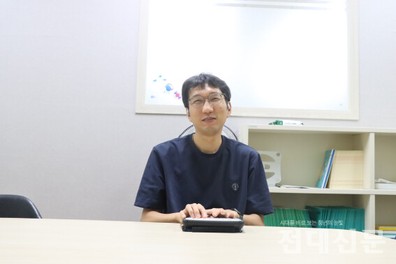 도연씨가 점자정보단말기를 읽으며 기자의 질문에 답하고 있다.