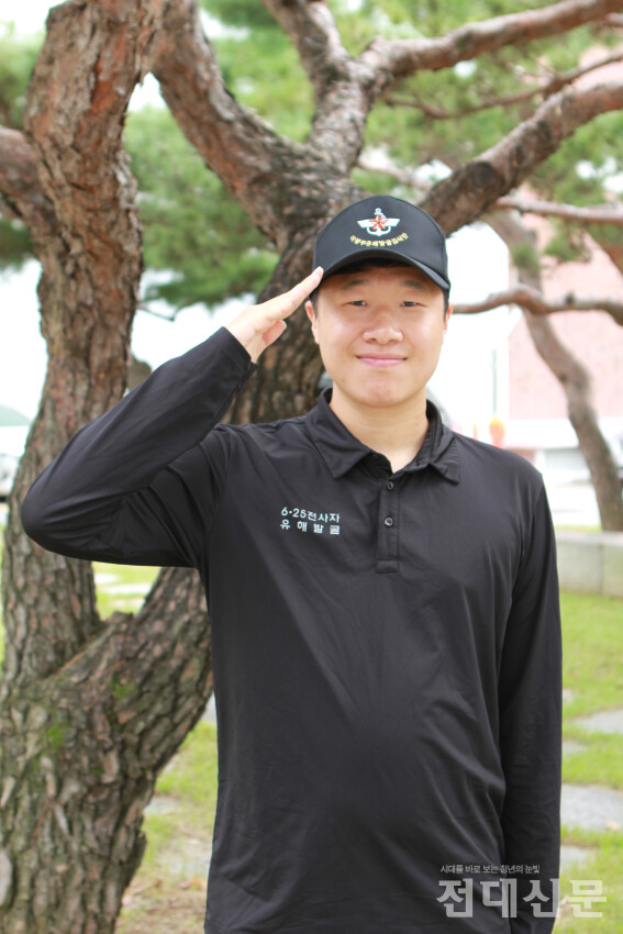 발굴복을 입고 경례하는 구형회씨.