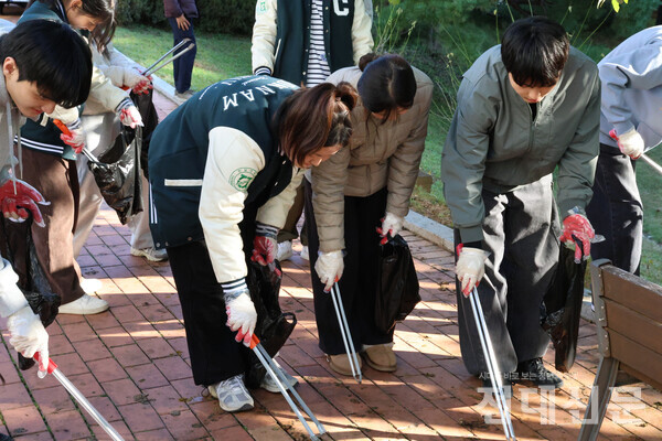 3일 ‘기억’ 총학생회 공약 사업인 은행 플로깅이 진행되고 있는 모습.