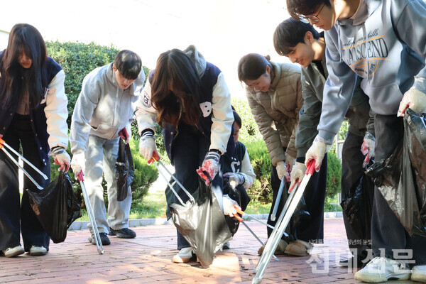 행사에 참여한 최우석(물류교통· 21)씨는 “친구의 권유로 오게 되었는데 막상 해보니 뿌듯하다”며 “다른 학우들이 편하게 지나다닐 수 있을 것 같아 기분 좋다”고 말했다.