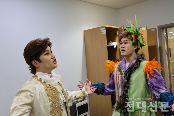 지난달 31일 공연 전 민주마루 대기실에서 타미노 역 김민성씨(왼)와 파파게노 역 조영엽씨가 연습에 몰두하고 있다.