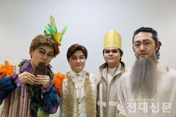 왼쪽부터 파파게노 역 조영엽, 타미노 역 김민성, 사제장 역 주시원, 자라스트로 역 정사빈씨의 모습.