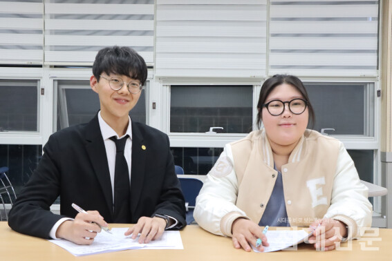 지난 5일 신문방송사에서 인터뷰를 하고 있는 ‘그린’ 선본의 윤동규(왼) 정후보와 김경서 부후보.