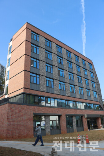 2층에서 6층까지 일부 면적이 축소된 인문대 2호관 전경.