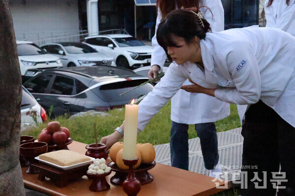 수의대 각 학년 대표들이 수혼제에서 헌화 하는 모습. 김규한(수의·21) 수의대 학생회장은 “인류의 건강 증진과 질병 극복을 위한 연구, 교육을 위해 희생한 동물에게 깊은 감사와 미안한 마음을 전한다”고 말했다.