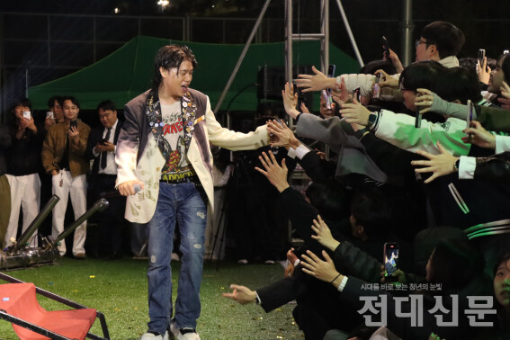 지난 4~6일 여수캠퍼스 대운동장에서 진행된 ‘청경 UP 축제’가 개최됐다. 학생들은 초대 가수 한요한과 천도, 영파씨의 공연을 보고 열띤 함성을 외쳤다. 4학년으로서 마지막 축제를 즐긴 공학대 ㄱ씨는 “처음으로 우리 학교에 걸그룹이 왔다”며 “지난 4년의 축제 중 올해 축제가 가장 즐거웠다”고 말했다. 이번 축제에서는 14개의 학과(부)가 부스를 운영했고, 야외 영화제와 초대 가수 공연, 동아리 공연 등이 진행됐다.