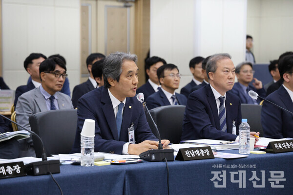 답변하는 이근배 총장.