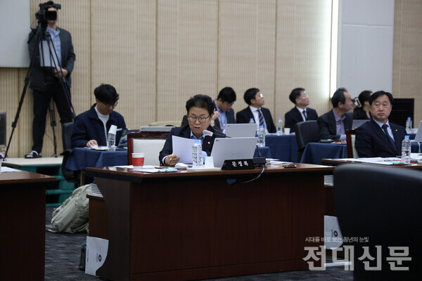 질의하는 문정복 더불어민주당 의원.