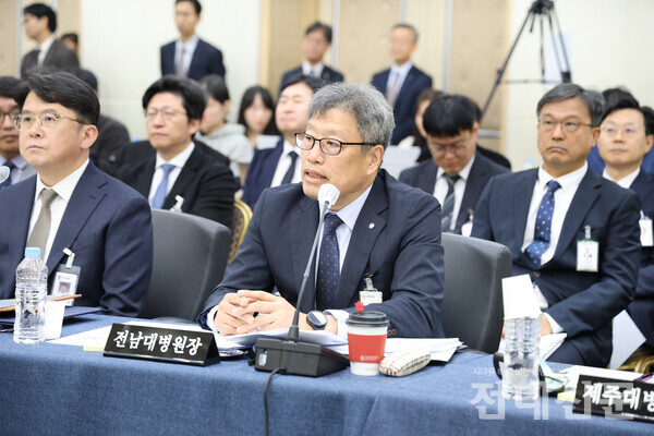 답변하는 정신 전남대병원장.