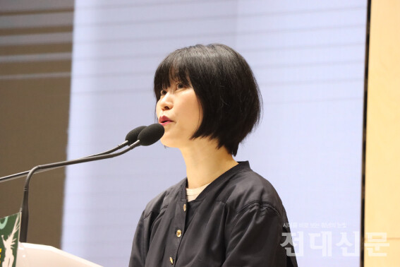 강연 중인 김애란 작가.