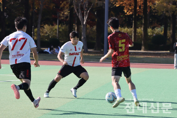 자주경영과 IMPACT가 결승전을 치르고 있다.