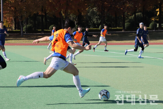 DREAM과 AI대 축구동아리 ‘ainassr’가 3위 결정전을 치르고 있다.