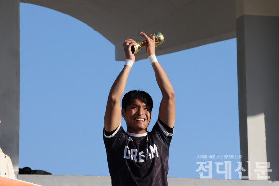 최우수 골키퍼를 차지한 체육교육과 축구동아리 DREAM 소속 박지원씨.