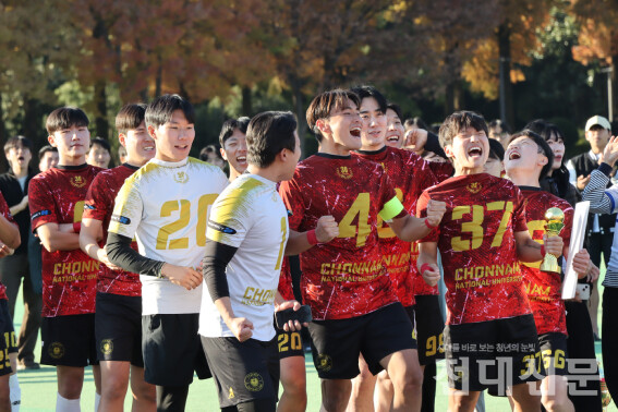 경영대 축구동아리 ‘자주경영’이 우승팀으로 호명된 뒤 환호하고 있다.