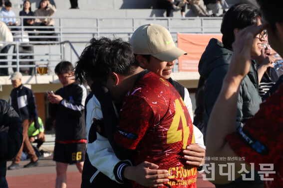 우승 직후 눈물을 쏟아내는 김종규(경제·23)씨.