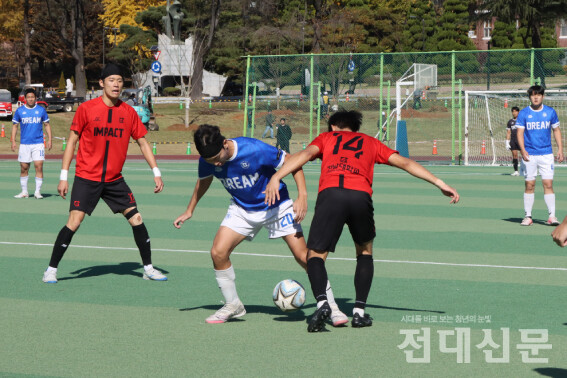 'IMPACT'와 'DREAM'이 준결승을 치르고 있다.