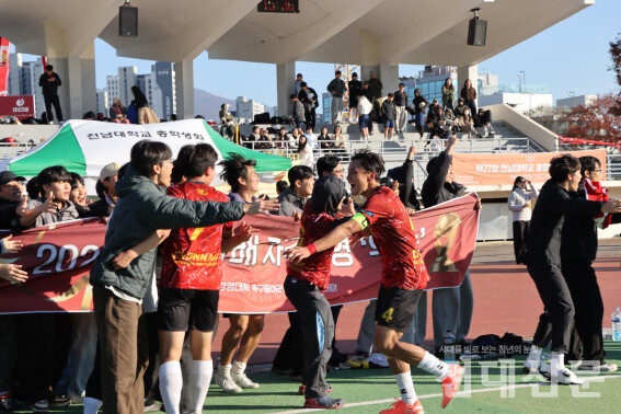 우승 확정 직후 자주경영 선수가 대기하던 팀원들에게 달려가고 있다.