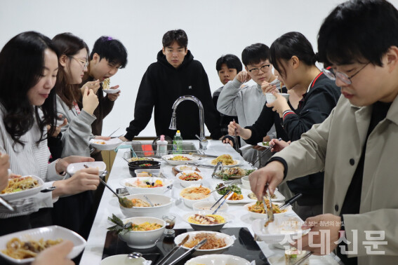 지난 7일 생활대 식품조리실 233호에서 열린 요리 대회 참가자들이 서로의 요리를 시식하고 있다. 