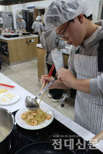 '새우 알리오 올리오 파스타'를 플레이팅 하는 참가자.