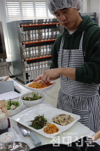 ‘1인 급식 한판’ 플레이팅 중.