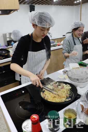 ‘양배추 베이컨 파스타’ 조리 모습.