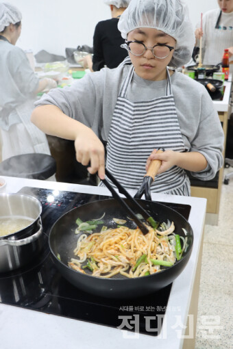 ‘닭가슴살 숙주우동 볶음’ 조리 모습.