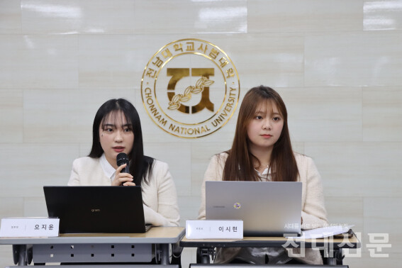 선거운동본주 '바름'의 오지윤(왼) 정후보와 이시현 부후보가 공청회에서 질의응답을 하고 있다.