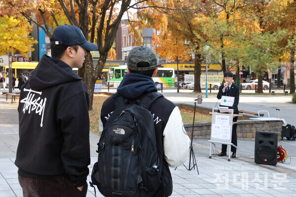 후보자들의 유세 연설을 듣고 있는 학생들.
