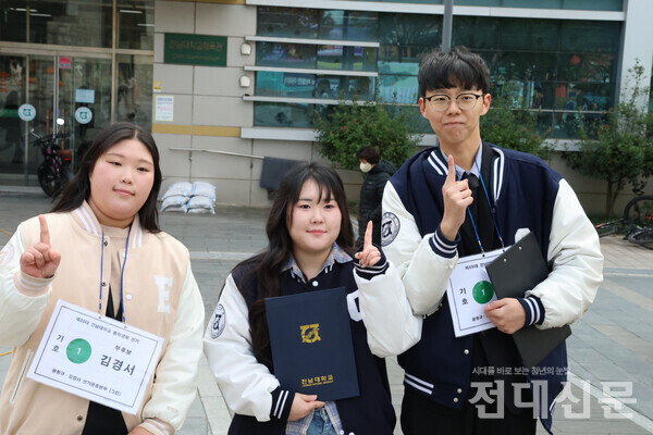 왼쪽부터 김경서 부후보, 송다예(생활복지·24) 생활대 부회장, 윤동규 정후보가 기호 1번 포즈를 취하고 있다.