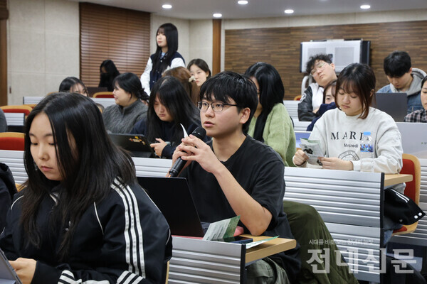 정책공청회에 참석한 학생이 선본에게 질의하고 있다. 